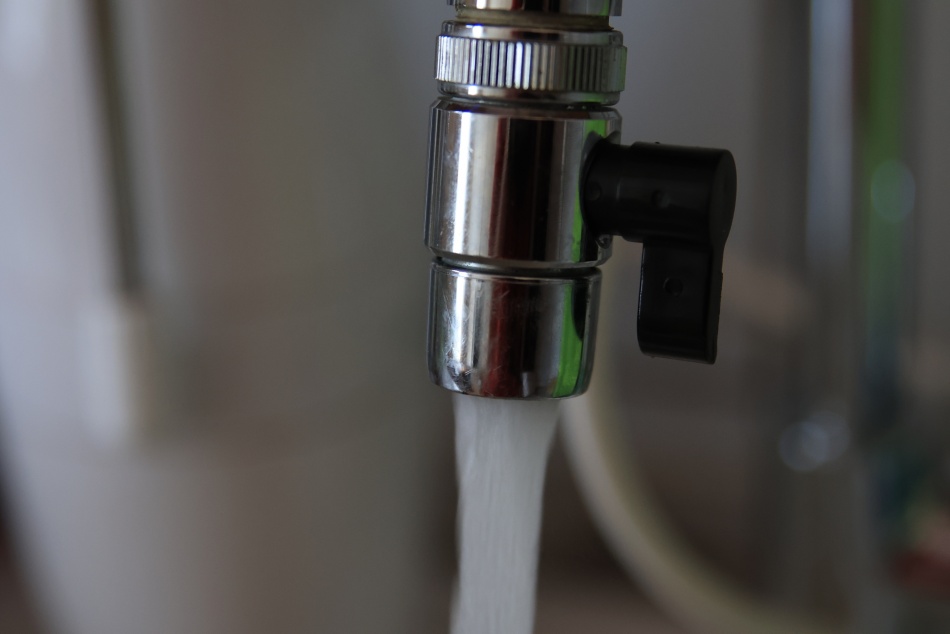 Жители Красносельского района столкнулись с грязной водой после аварии на ТЭЦ